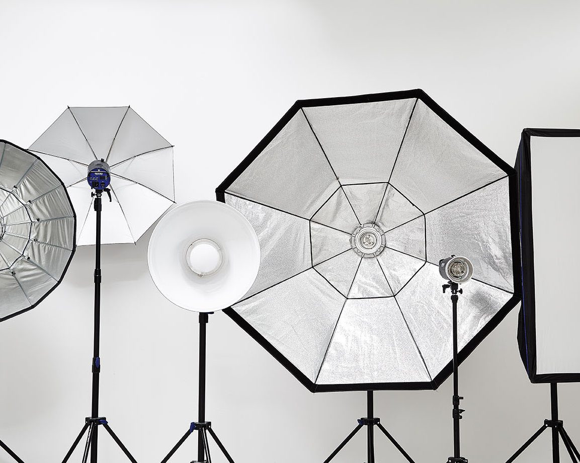 Blick auf unser professionelles Studio-Equipment mit hochwertigen Blitzen und Softboxen für die perfekte Ausleuchtung.