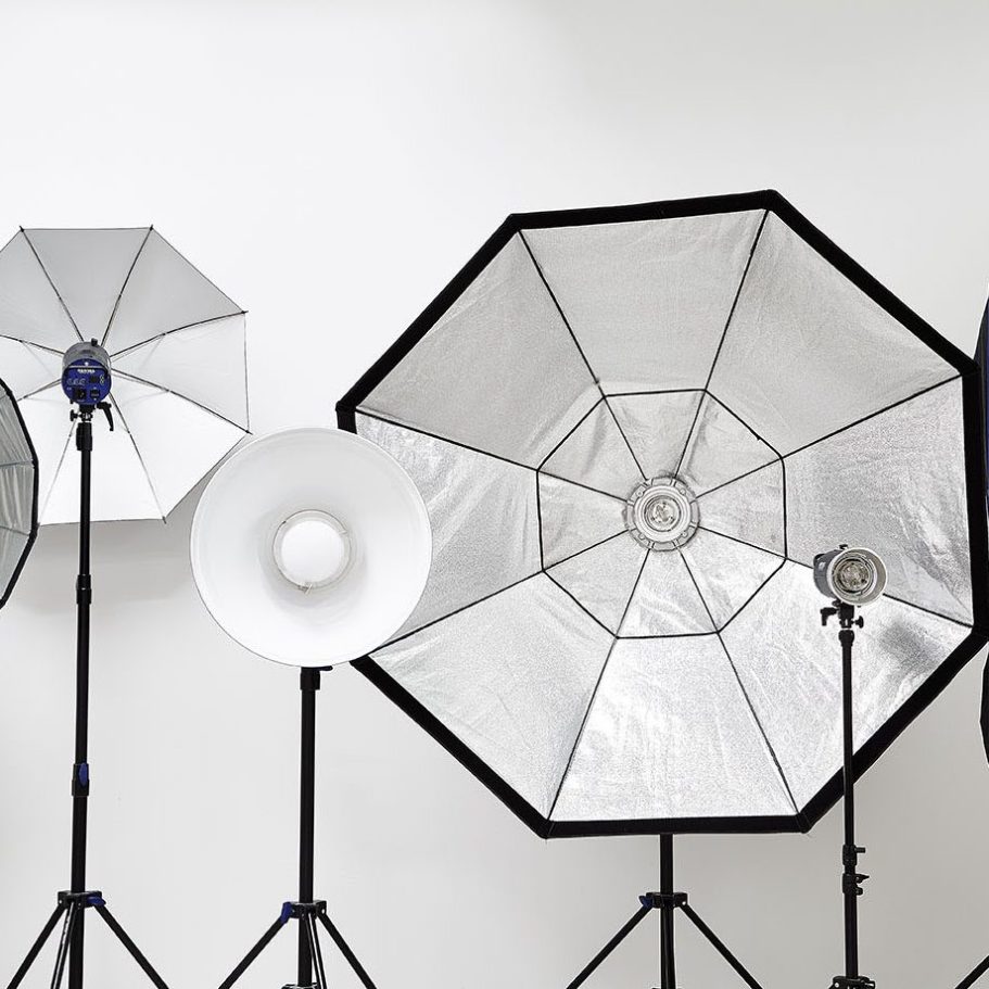 Große Auswahl an professionellen Blitzen und Lichtformern (Softboxen, Reflektoren) zur Miete im Fotostudio Würzburg.