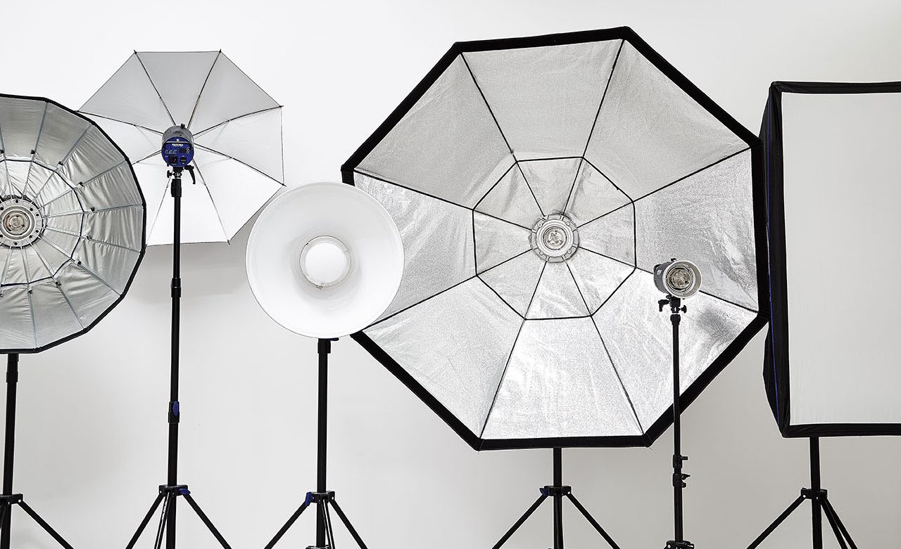 Blick auf unser professionelles Studio-Equipment mit hochwertigen Blitzen und Softboxen für die perfekte Ausleuchtung.