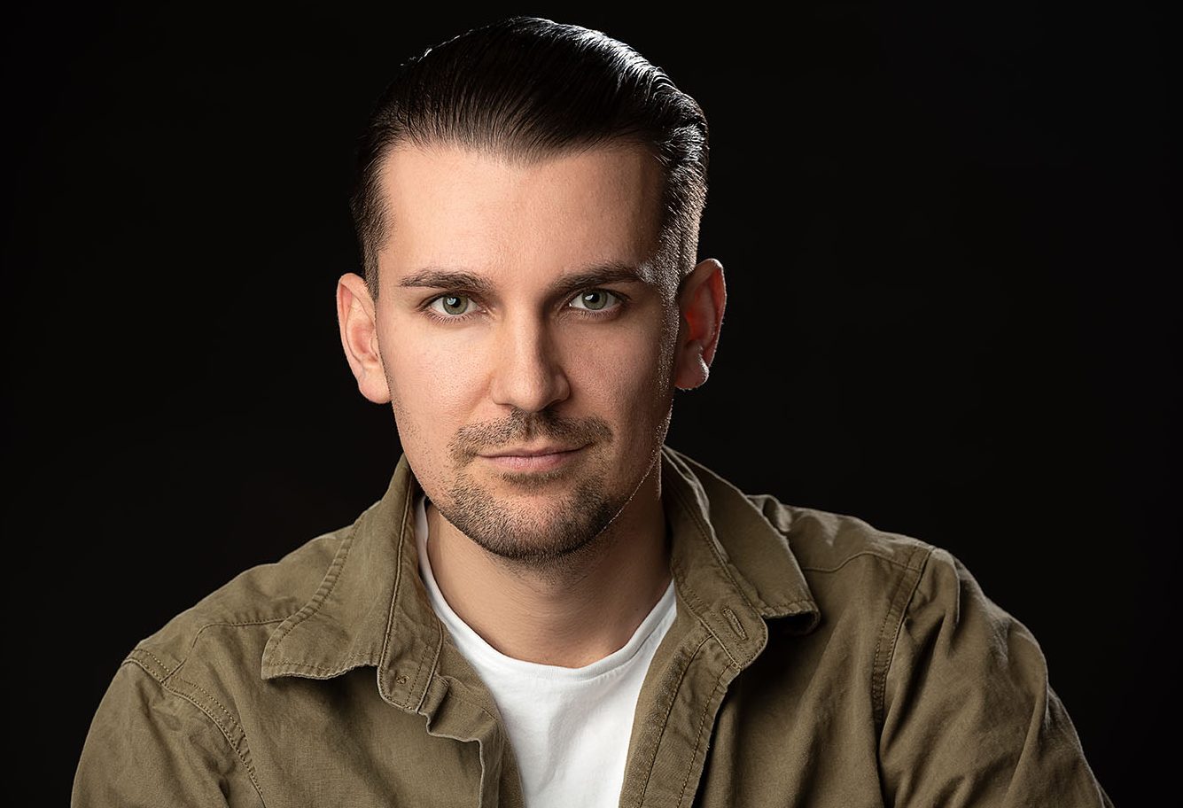 Ausdrucksstarkes Portrait eines Mannes mit professioneller Studiobeleuchtung und dunklem Hintergrund im Fotostudio Würzburg.