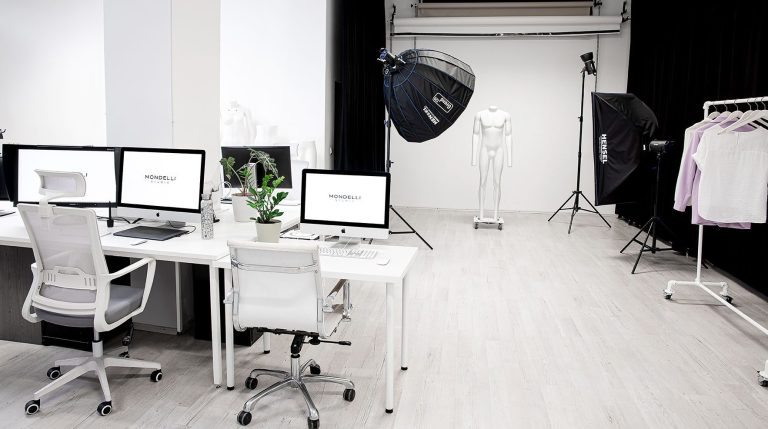 Blick in unser helles, modern ausgestattetes Fotostudio in Würzburg mit professioneller Ausstattung und Loft Atmosphäre.