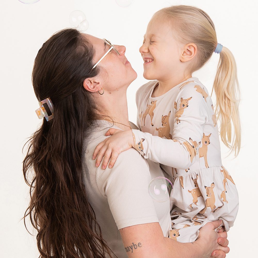 Faszinierende Makroaufnahme einer menschlichen Iris mit individuellen Strukturen, professionelle Irisfotografie im Fotostudio Würzburg.