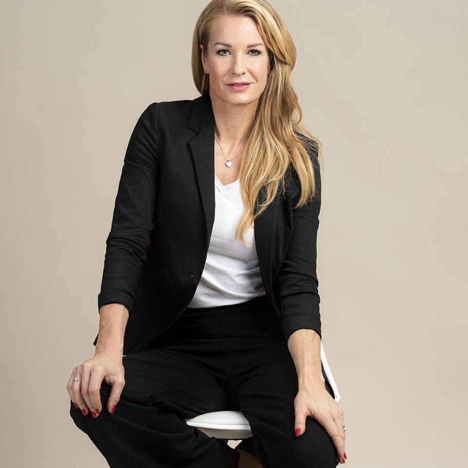 Professionelles Businessportrait einer Frau auf hellem Hintergrund. Professionelle Studiobeleuchtung für den perfekten ersten Eindruck.