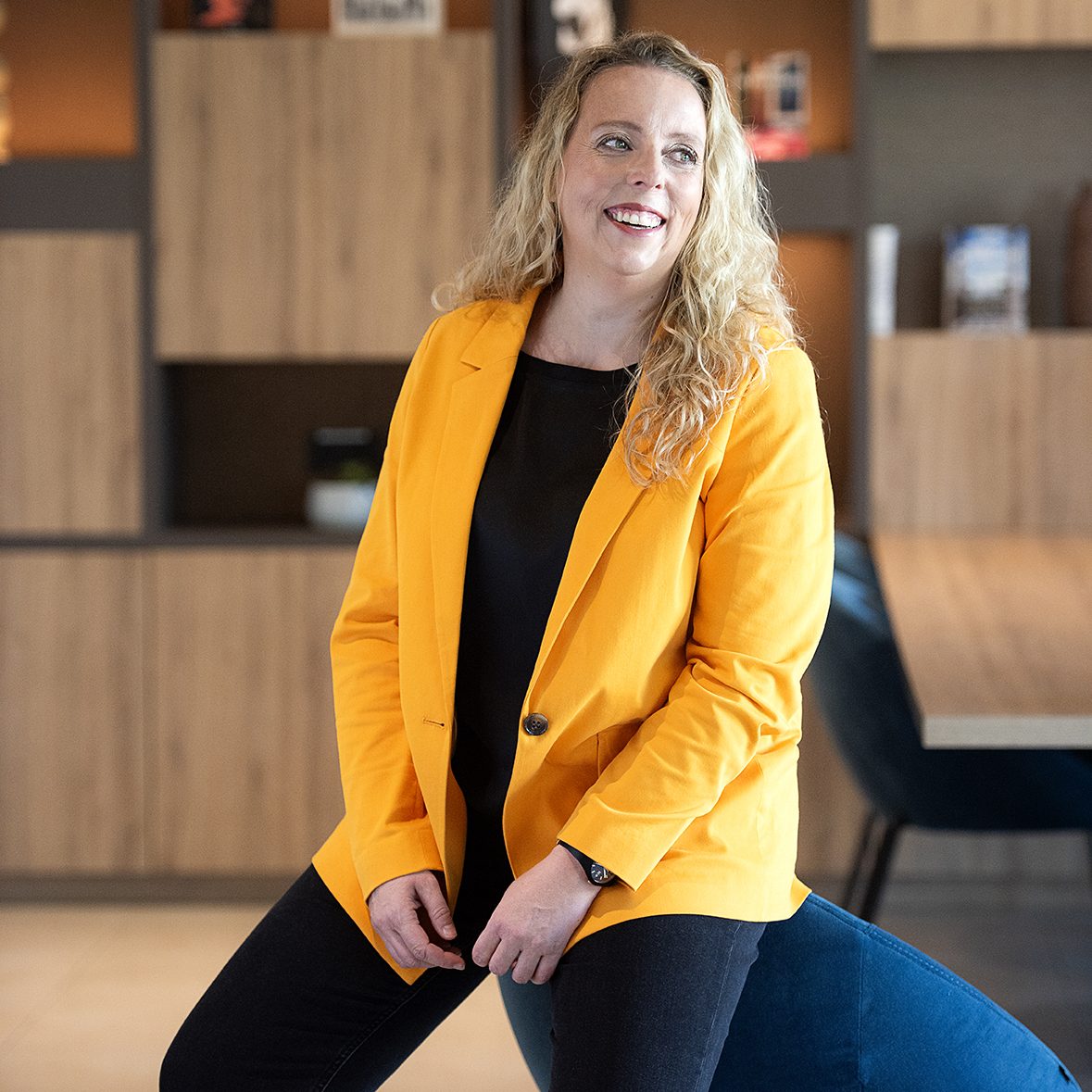Faszinierende Makroaufnahme einer menschlichen Iris mit individuellen Strukturen, professionelle Irisfotografie im Fotostudio Würzburg.